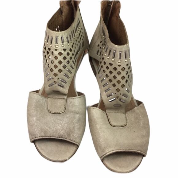 CORDANI BOLT Italian Made Leather  Laser Cut Golden Sandals Size 38us - Picture 2 of 5